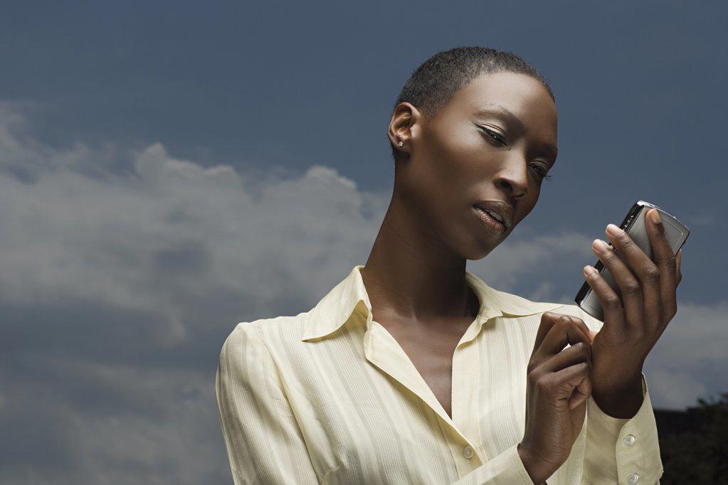 AFRICAN BUSINESSWOMAN TEXT MESSAGING