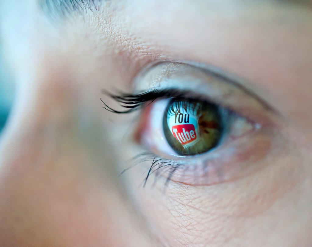 REFLECTION FROM YOUTUBE VIDEO WEBSITE REFLECTED IN WOMAN´S EYE