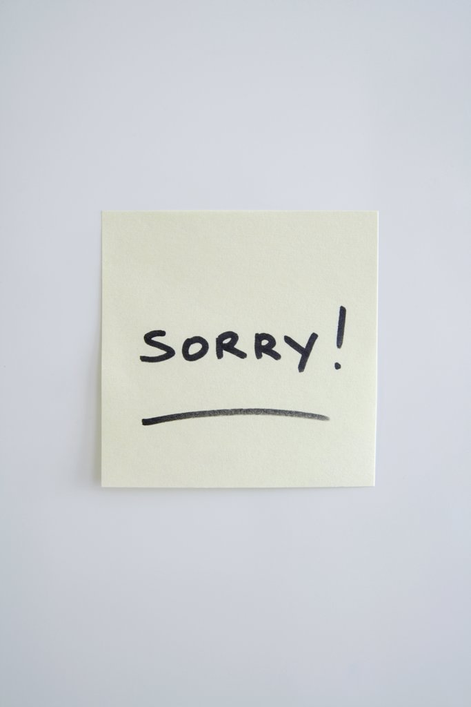 ADHESIVE NOTE SAYING "SORRY"