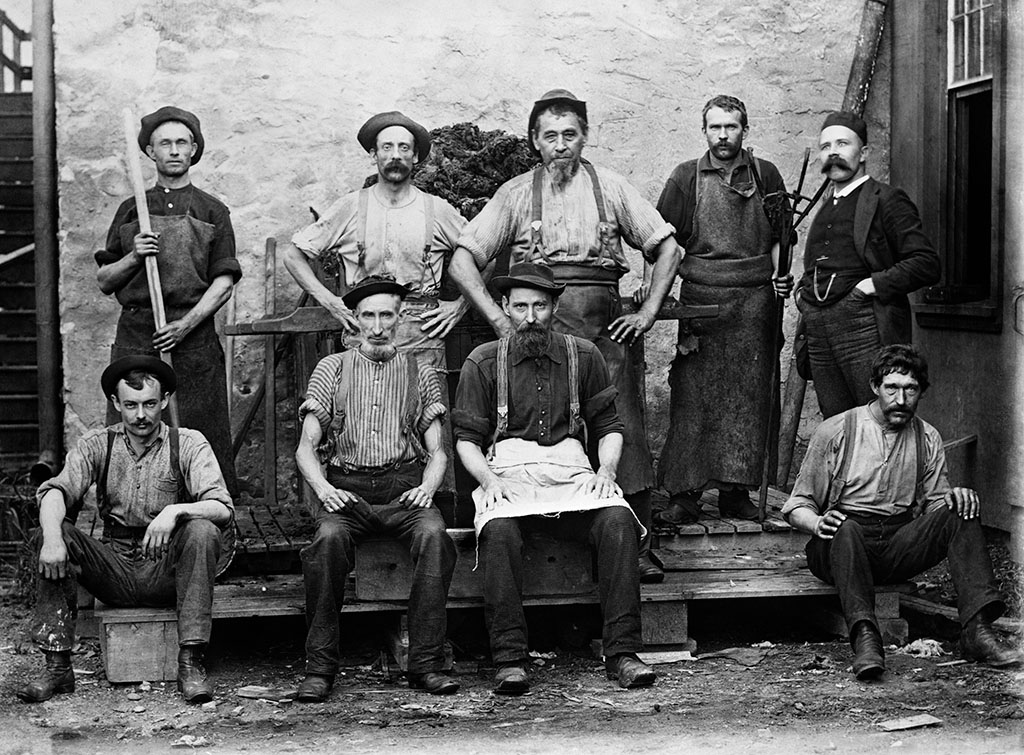 1890S 1900S GROUP PORTRAIT OF 9 CARPET MILL WORKERS