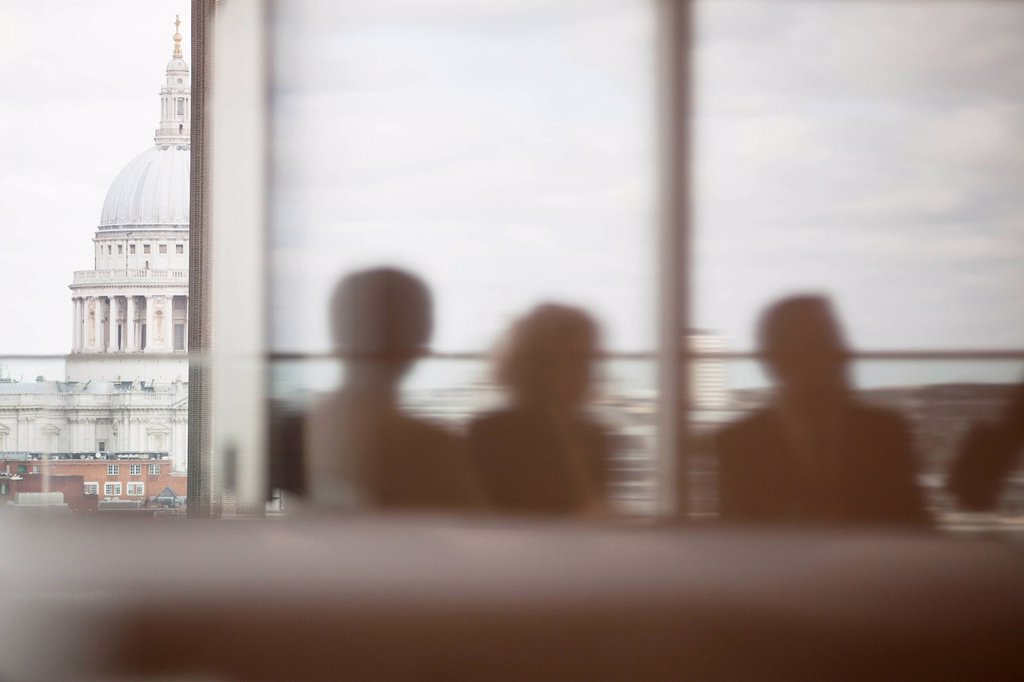 SILHOUETTE OF BUSINESS PEOPLE IN MEETING