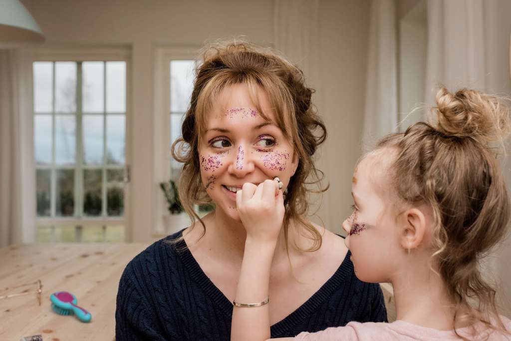 MOM AND DAUGHTER PLAYING WITH MAKE UP AND DRESS UP AT HOME