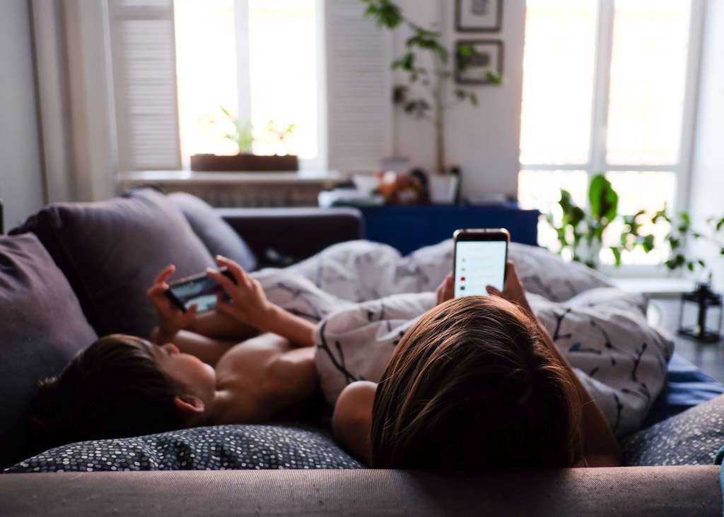 MOTHER AND SON ARE WATCHING SMARTPHONES